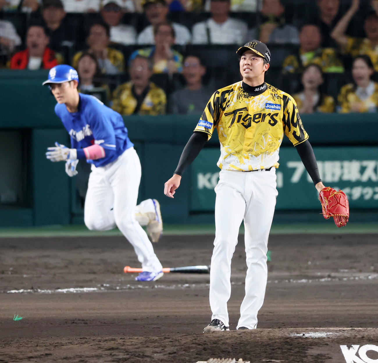 阪神対中日　6回表中日2死一、二塁、才木は上林に中越え2点適時二塁打を許し失点（撮影・加藤哉）