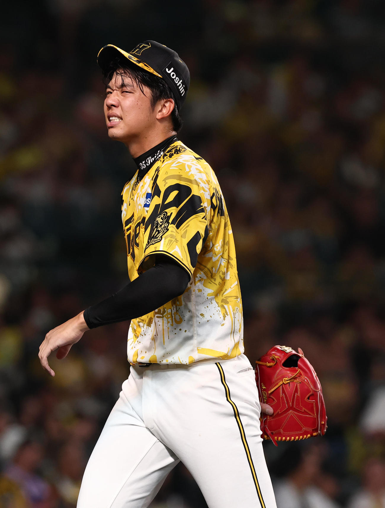 阪神対中日　6回、先制点を許した才木は悔しそうな表情でベンチに引き揚げる（撮影・上田博志）