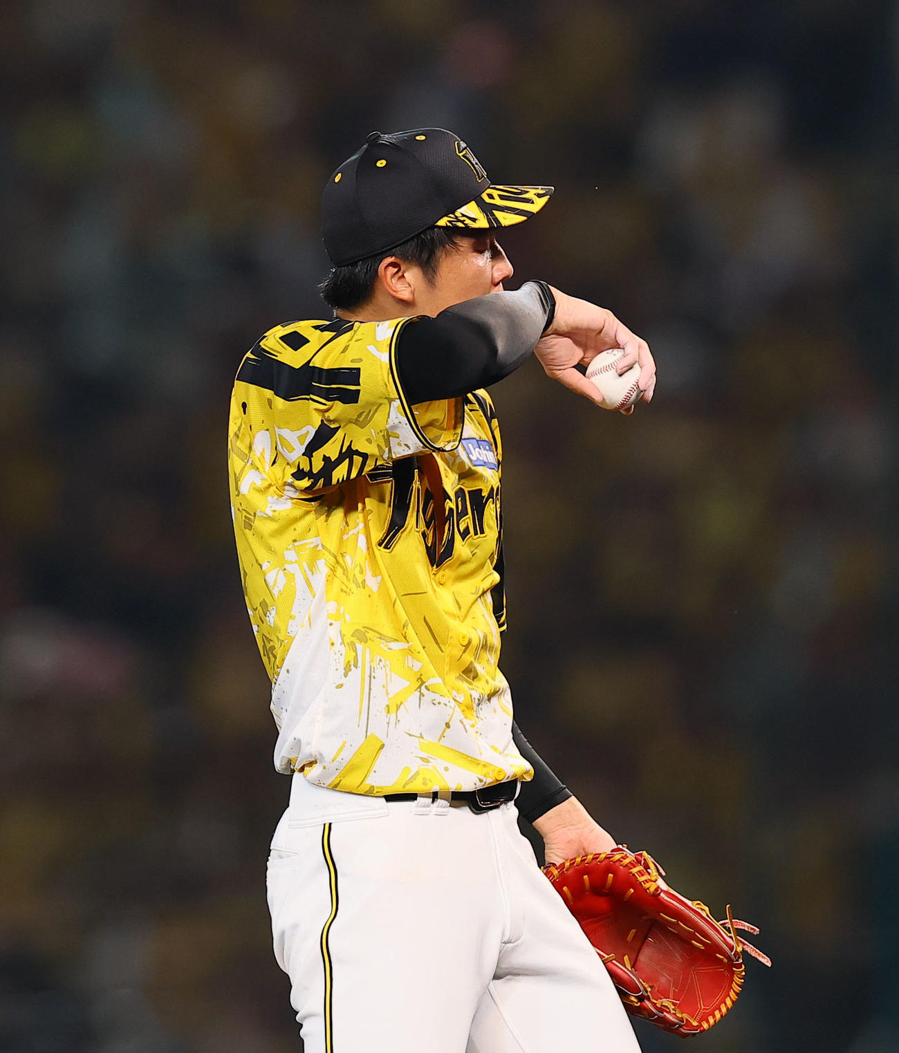 阪神対中日　6回表中日2死一、三塁、上林に2点適時二塁打を許し、汗をぬぐう才木（撮影・藤尾明華）