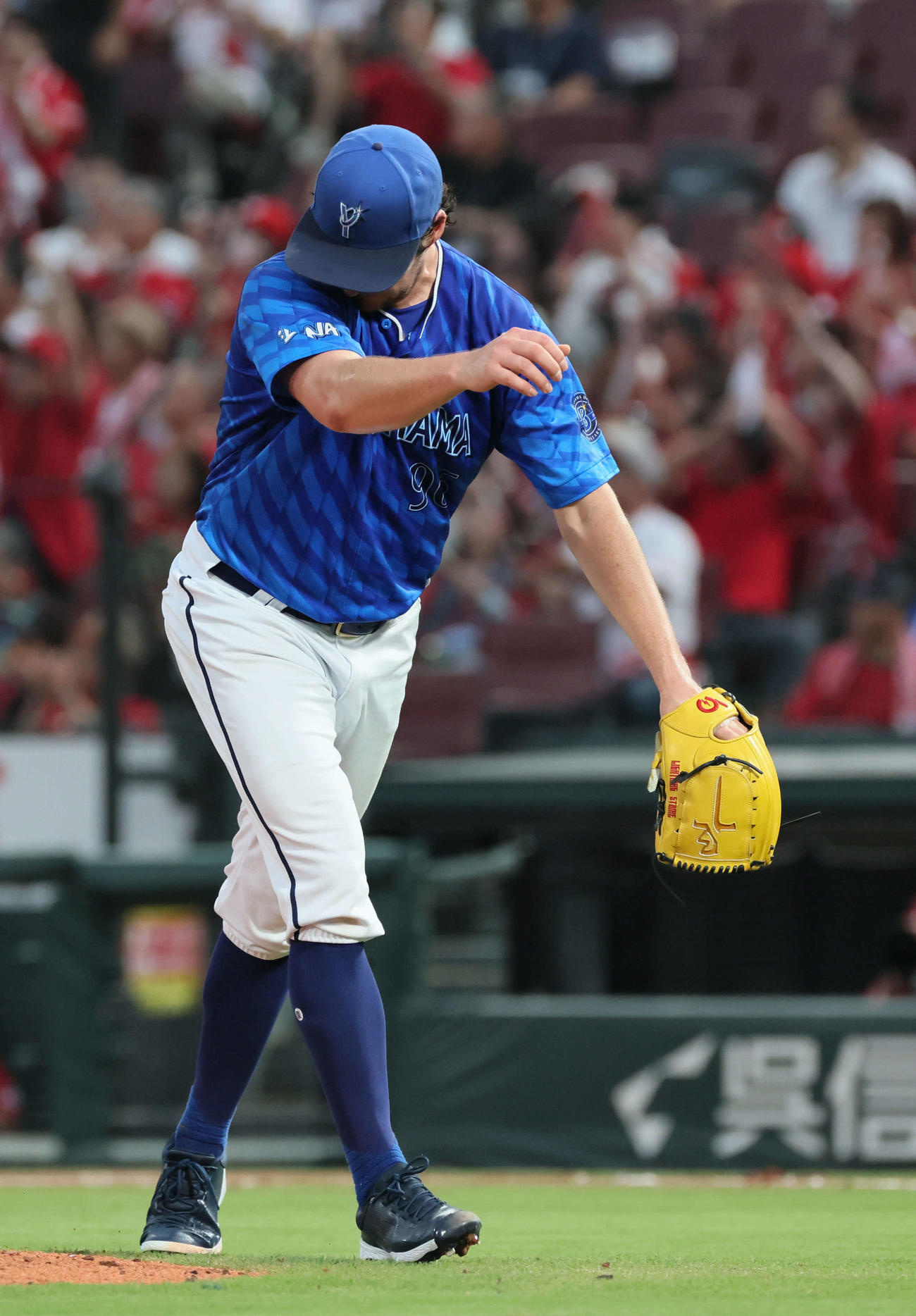 広島対DeNA 3回裏広島2死二塁、小園に中前適時打を浴びたバウアー（撮影・加藤孝規）