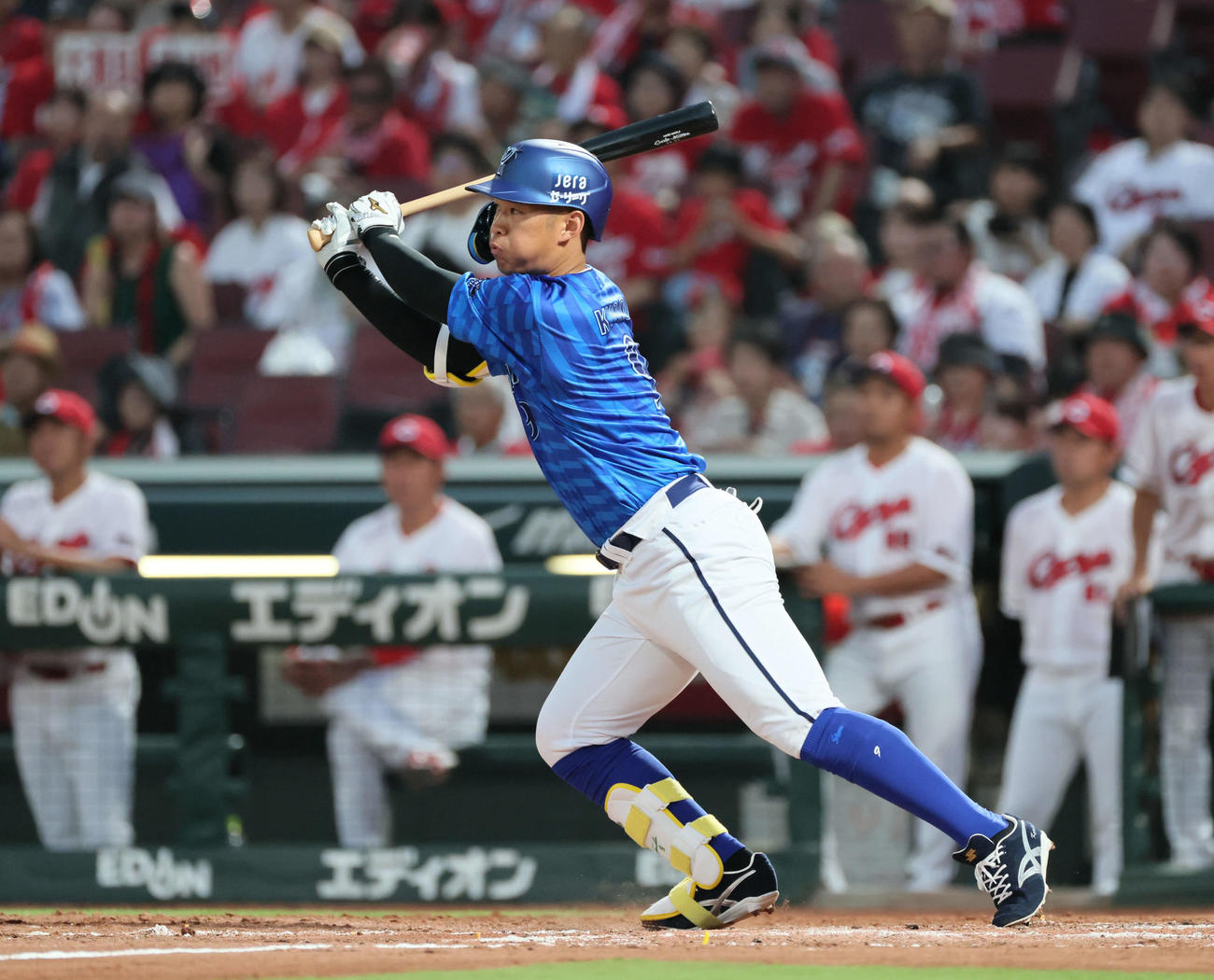 広島対DeNA 4回表DeNA2死一、二塁、京田は右適時打を放つ（撮影・加藤孝規）