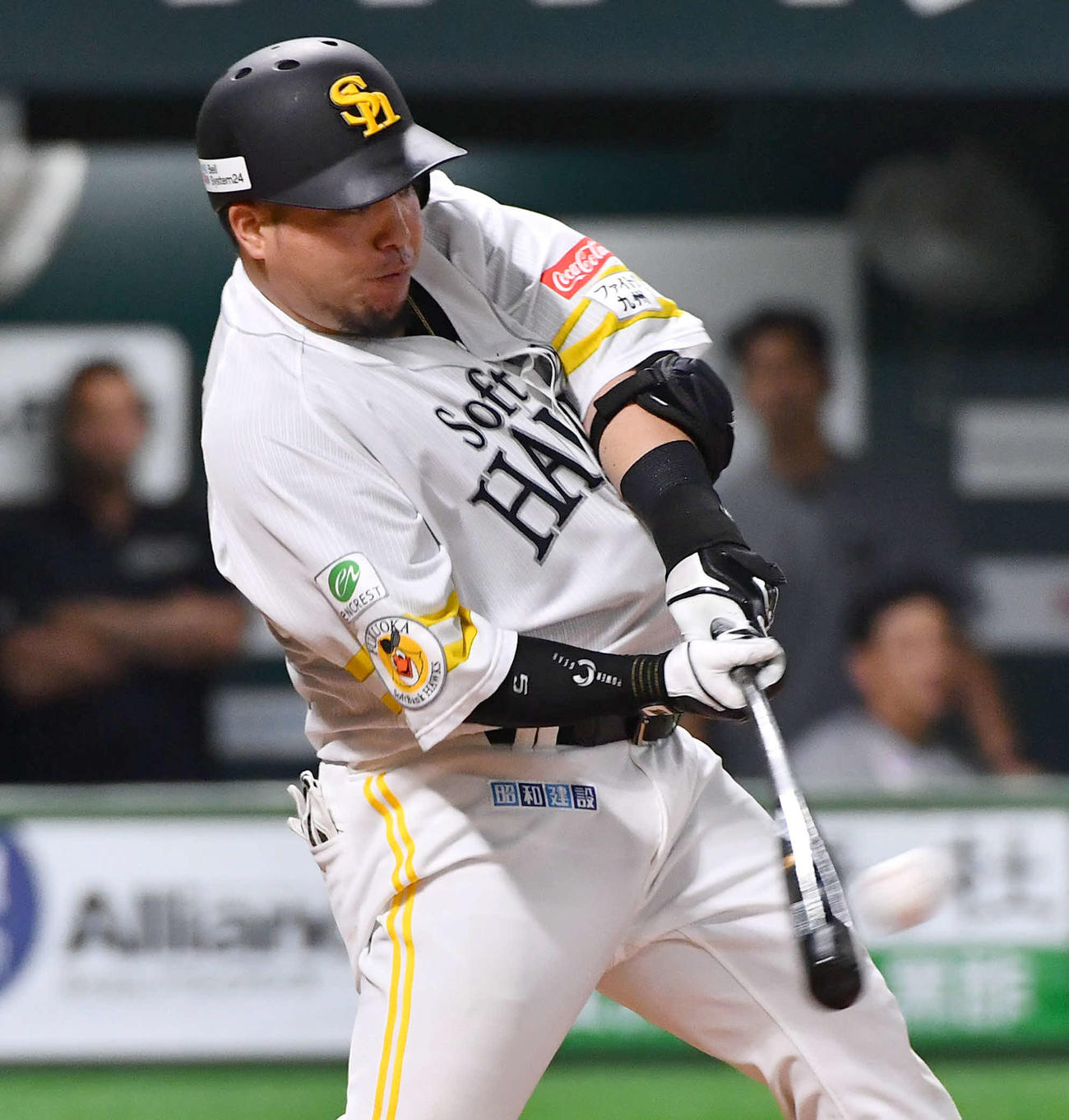 ソフトバンク対ロッテ　8回裏ソフトバンク無死、山川は左中間へ本塁打を放つ（撮影・岩下翔太）