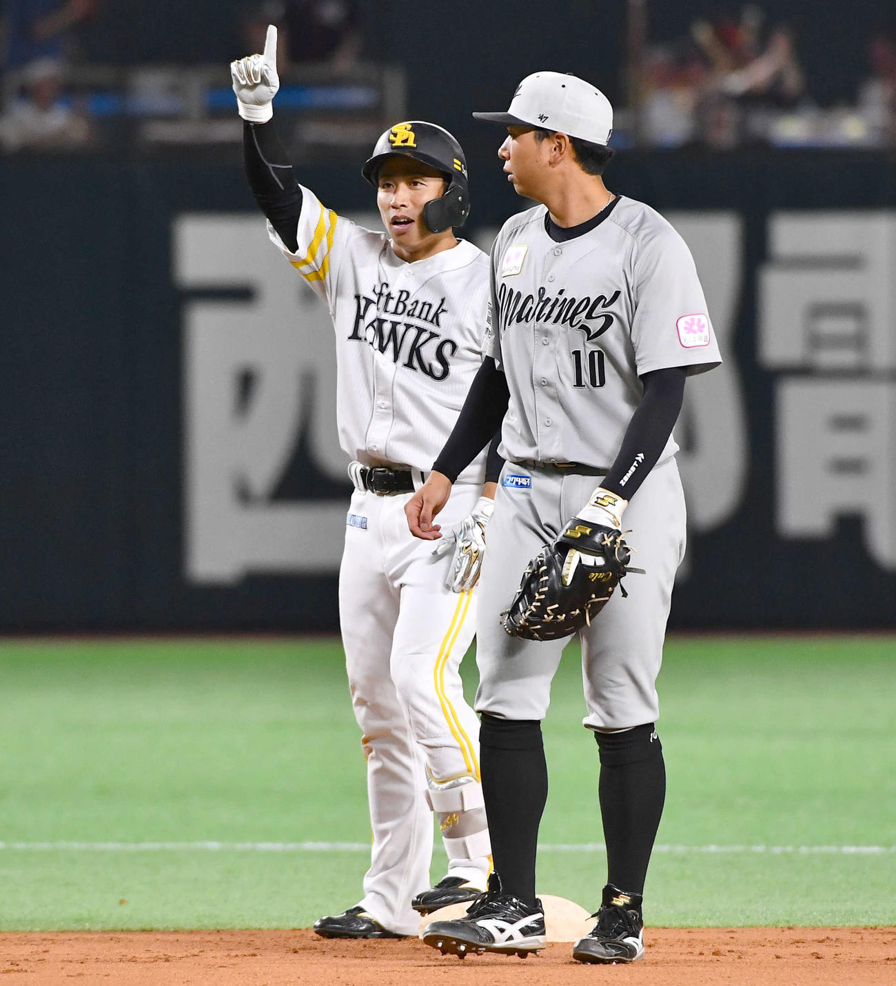 ソフトバンク対ロッテ　6回裏ソフトバンク2死一、二塁、適時左二塁打を放ち、ベンチに向かってポーズを決める野村（撮影・岩下翔太）