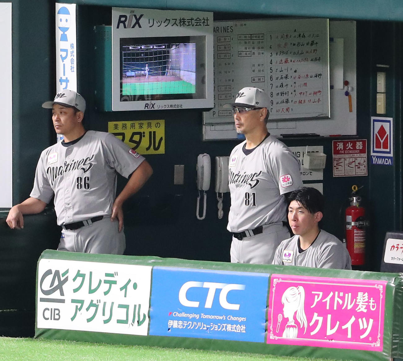 ソフトバンク対ロッテ　ベンチから戦況を見る吉井監督（撮影・梅根麻紀）