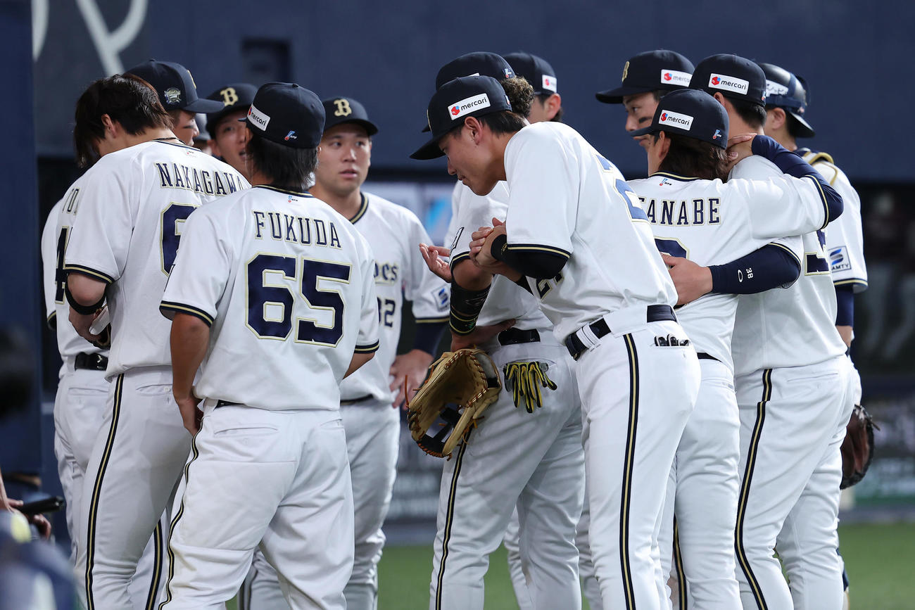 オリックス対楽天　6回裏の攻撃を前に円陣を組むオリックスの選手たち（撮影・前田充）