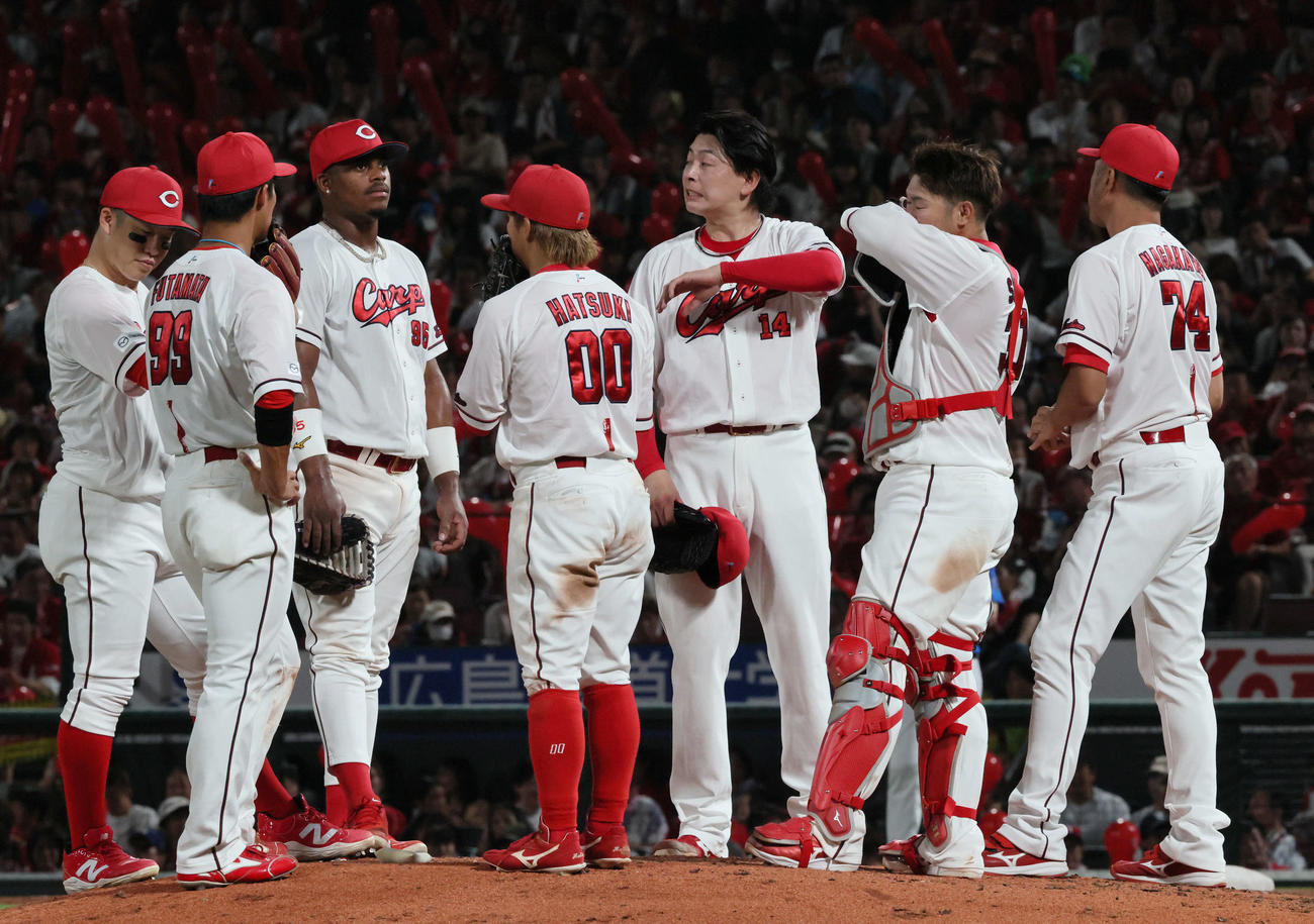 広島対DeNA 7回表DeNA2死二塁、大瀬良（中央）は降板（撮影・加藤孝規）