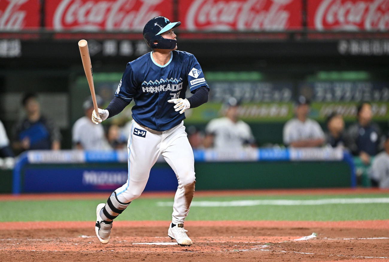 西武対日本ハム　3回表日本ハム無死一塁、石井は右翼に適時三塁打を放つ（撮影・滝沢徹郎）