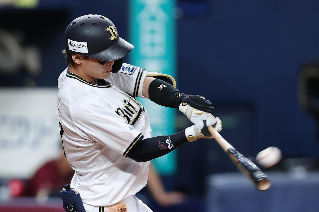 オリックス対楽天　9回裏オリックス2死、左越えサヨナラ本塁打を放つ中川（撮影・前田充）