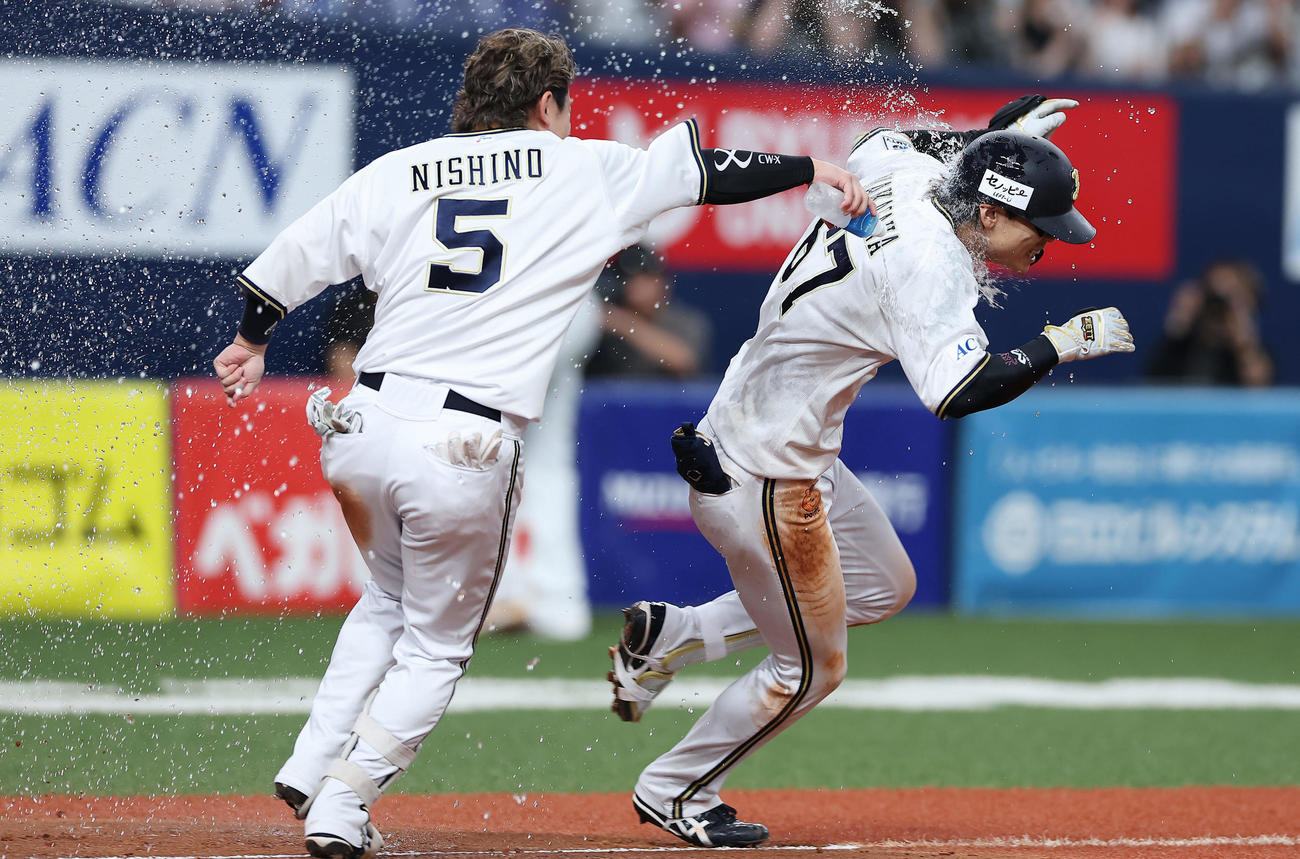 オリックス対楽天　9回裏オリックス2死、サヨナラ本塁打を放ち祝福される中川（右）（撮影・前田充）