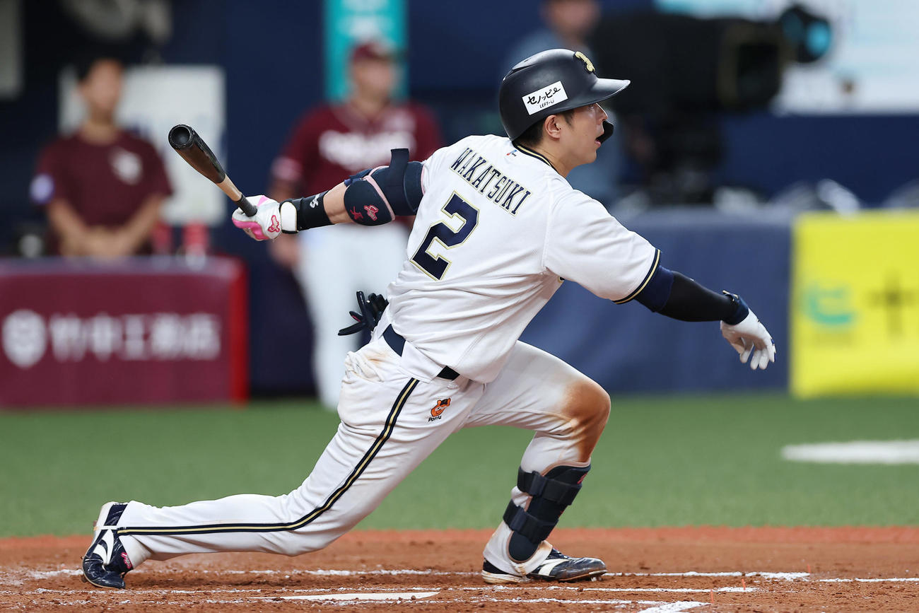 オリックス対楽天　8回裏オリックス無死、左中間へ二塁打を放つ若月（撮影・前田充）