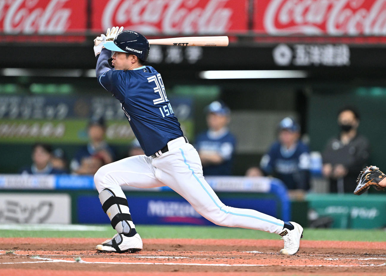 西武対日本ハム　1回表日本ハム2死一、三塁、石井は右翼に先制適時二塁打を放つ（撮影・滝沢徹郎）