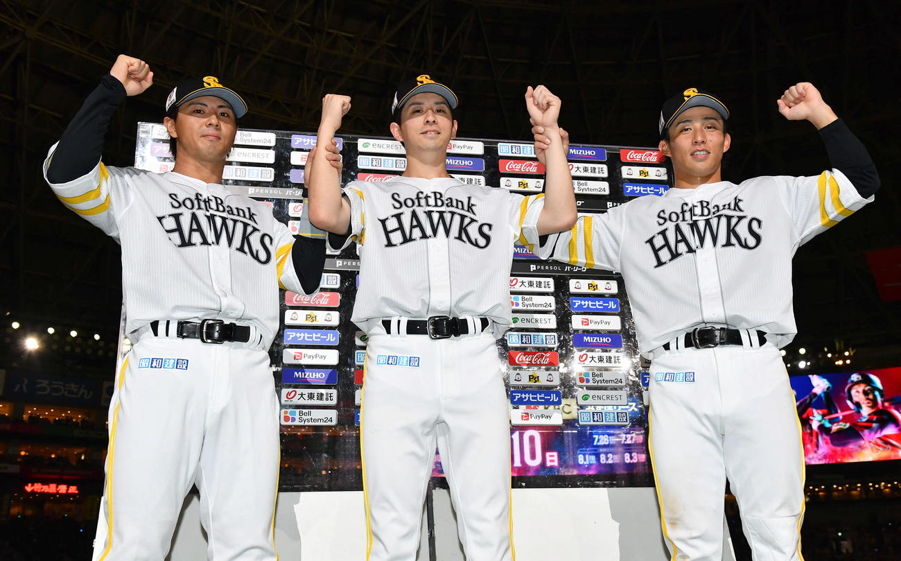 ソフトバンク対ロッテ　ロッテに勝利しお立ち台でガッツポーズする、左から佐藤直、大関、野村（撮影・岩下翔太）
