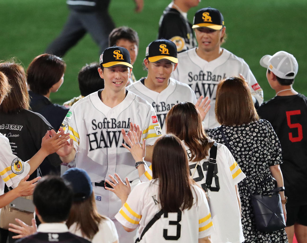 ソフトバンク対ロッテ　ヒーローになった大関、野村、佐藤直はファンとハイタッチ（撮影・梅根麻紀）