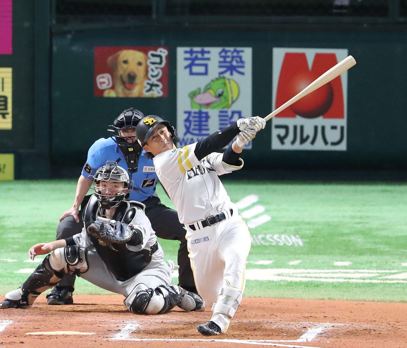 ソフトバンク対ロッテ　6回裏ソフトバンク2死一、二塁、野村は左越えに適時二塁打を放つ（撮影・梅根麻紀）