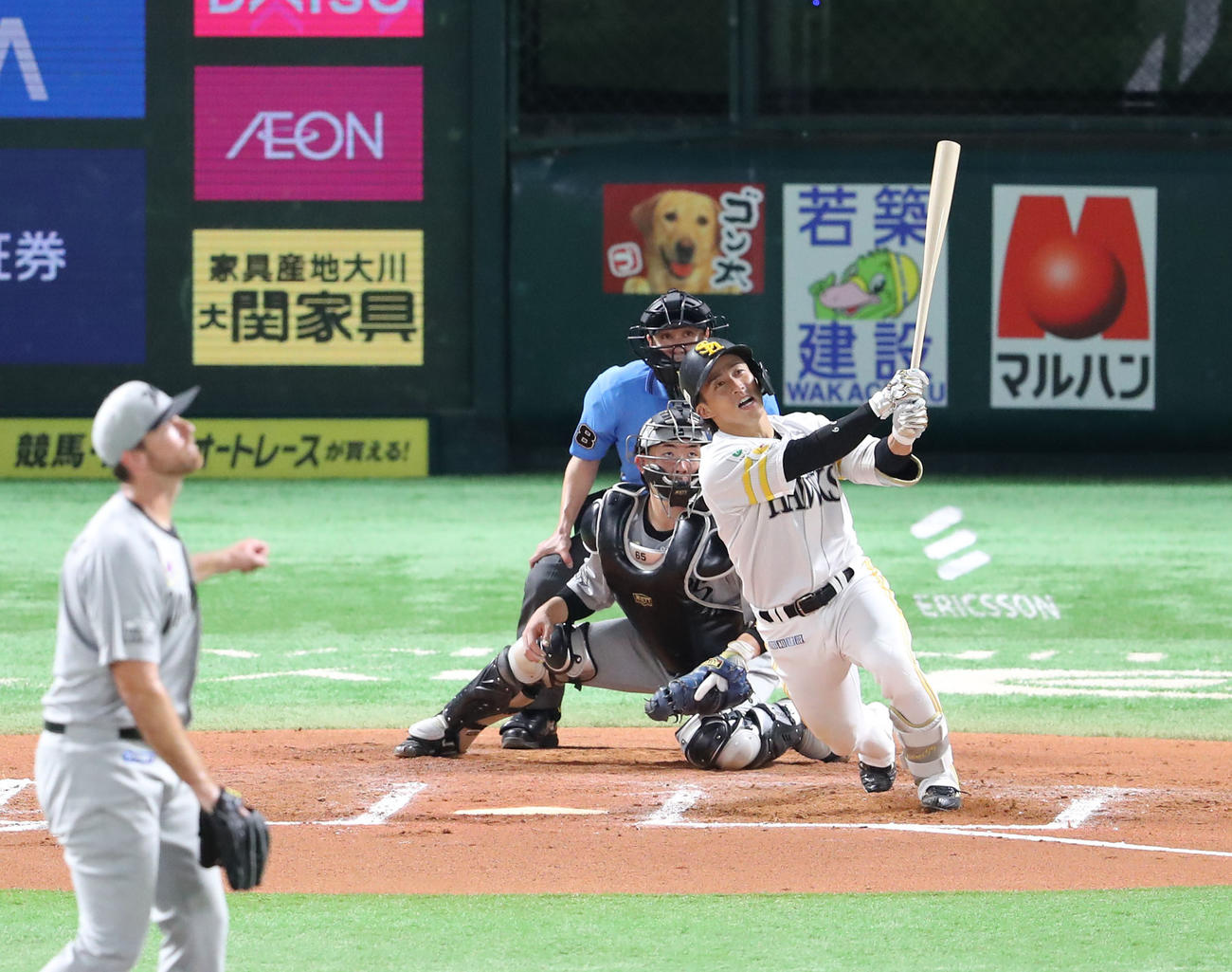 ソフトバンク対ロッテ　6回裏ソフトバンク2死一、二塁、野村は左越えに適時二塁打を放つ（撮影・梅根麻紀）