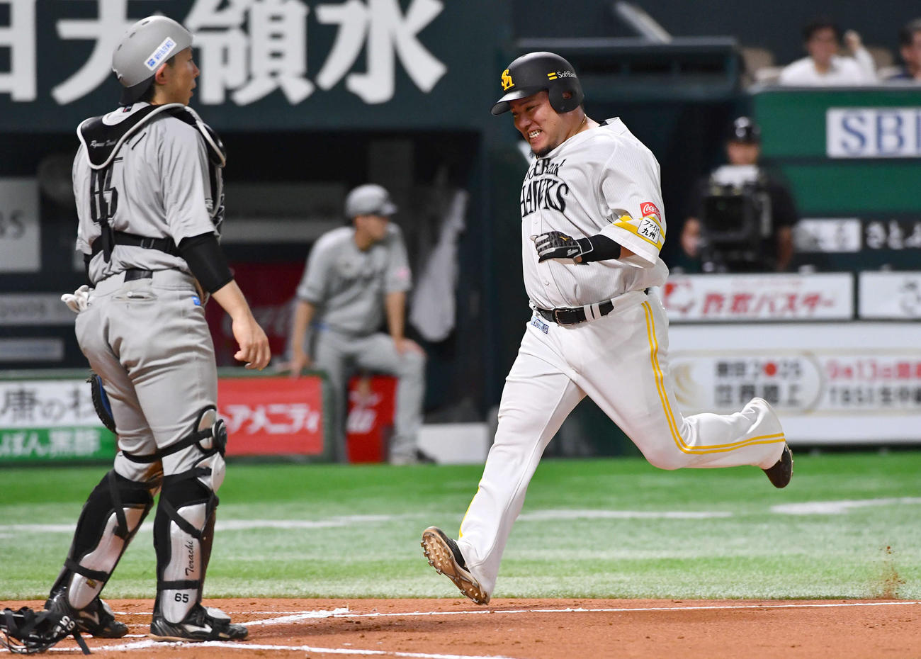 ソフトバンク対ロッテ　6回裏ソフトバンク2死一、二塁、野村の適時左二塁打で生還する山川（撮影・岩下翔太）
