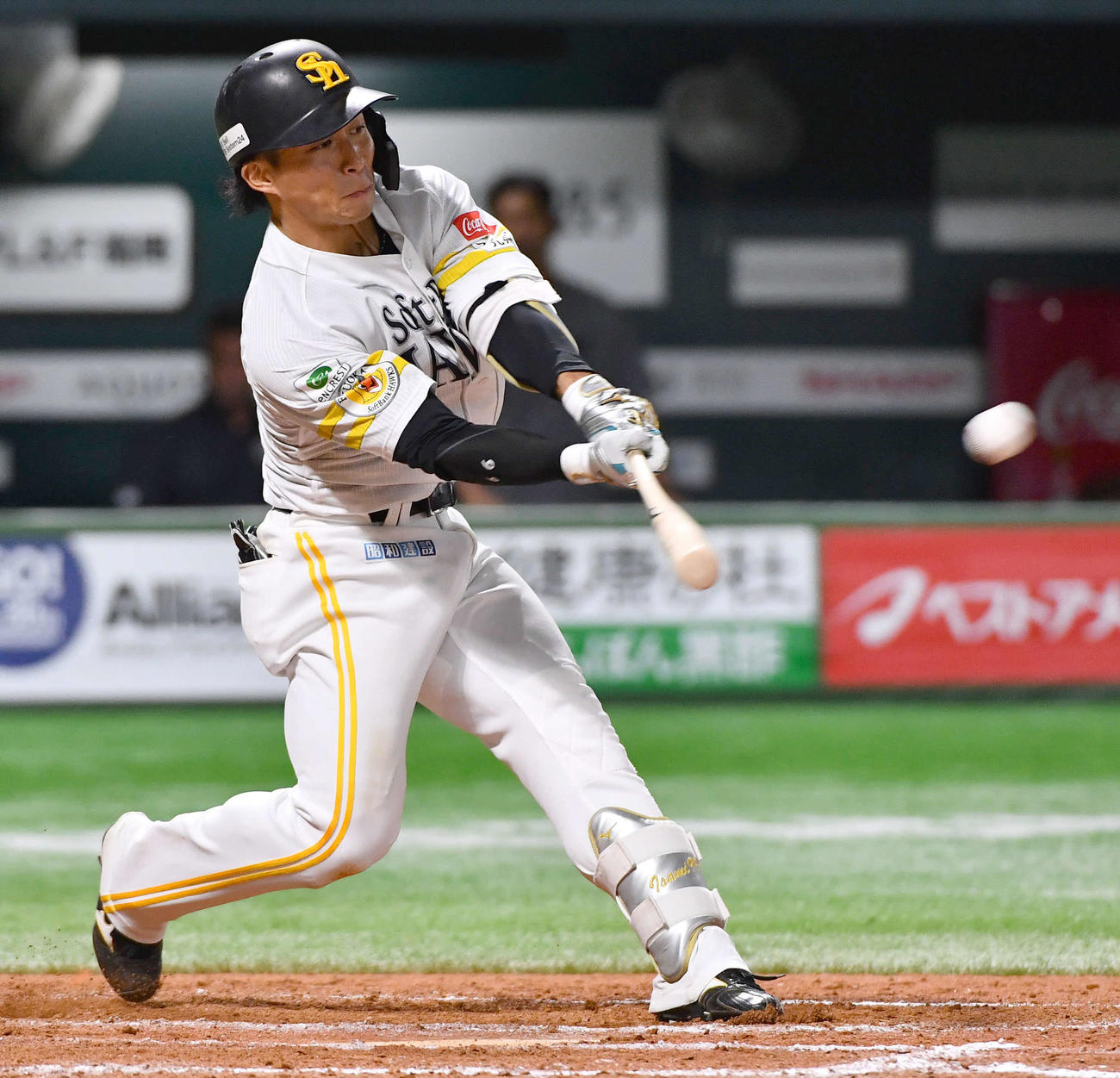 ソフトバンク対ロッテ　8回裏ソフトバンク1死三塁、野村は中犠飛を放つ（撮影・岩下翔太）