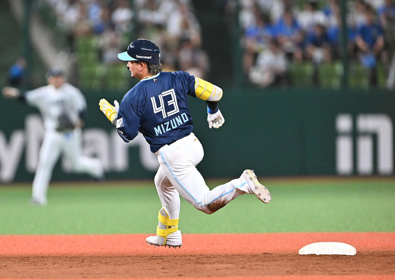 西武対日本ハム　5回表日本ハム無死、水野は三塁打を放ち二塁を回る（撮影・滝沢徹郎）
