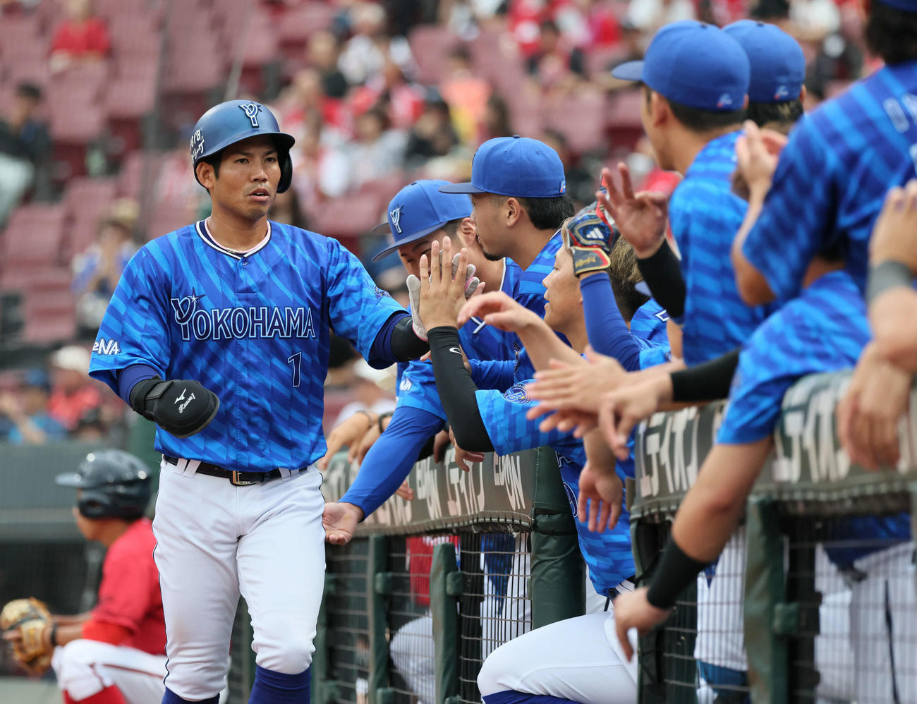 広島対DeNA 1回表DeNA1死二塁、佐野の先制中前適時打で生還した桑原（撮影・加藤孝規）