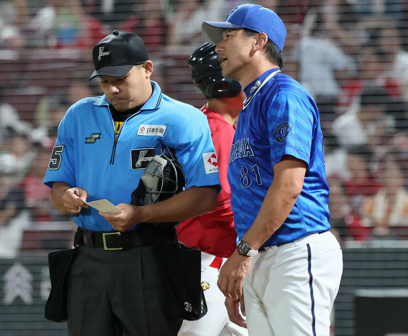 広島対DeNA 8回裏終了時、交代を告げる三浦監督（撮影・加藤孝規）