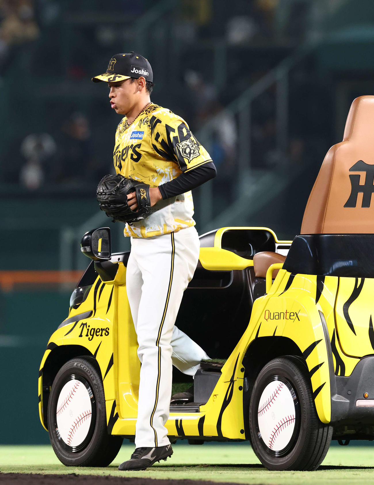 阪神対中日　プロ初登板の早川はリリーフカーを降りる（撮影・上田博志）