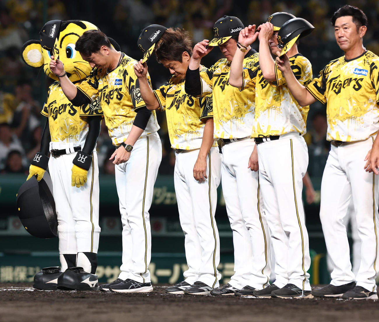 阪神対中日　中日に敗れた藤川監督（左）はファンにあいさつをする（撮影・上田博志）