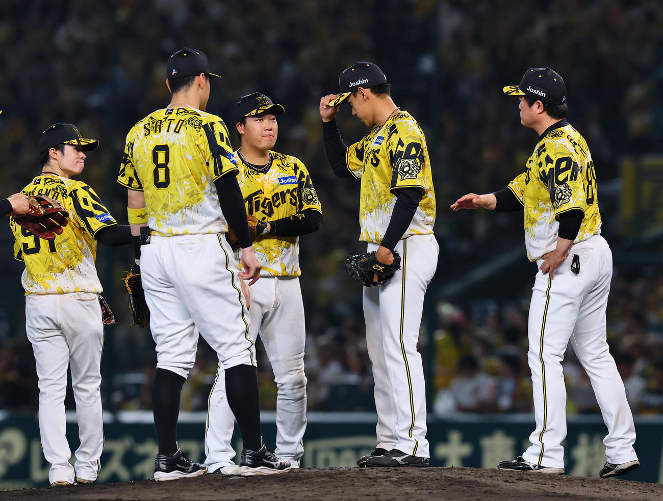 阪神対中日　9回途中、プロ初登板のマウンドに上がり、声をかけられる阪神早川（左から2人目）（撮影・藤尾明華）