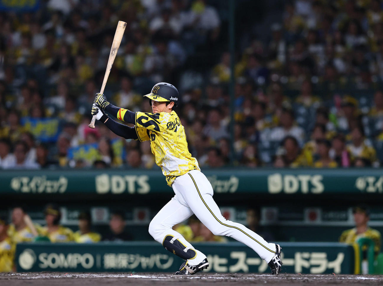 阪神対中日　9回裏阪神1死、近本は中前打を放つ（撮影・藤尾明華）
