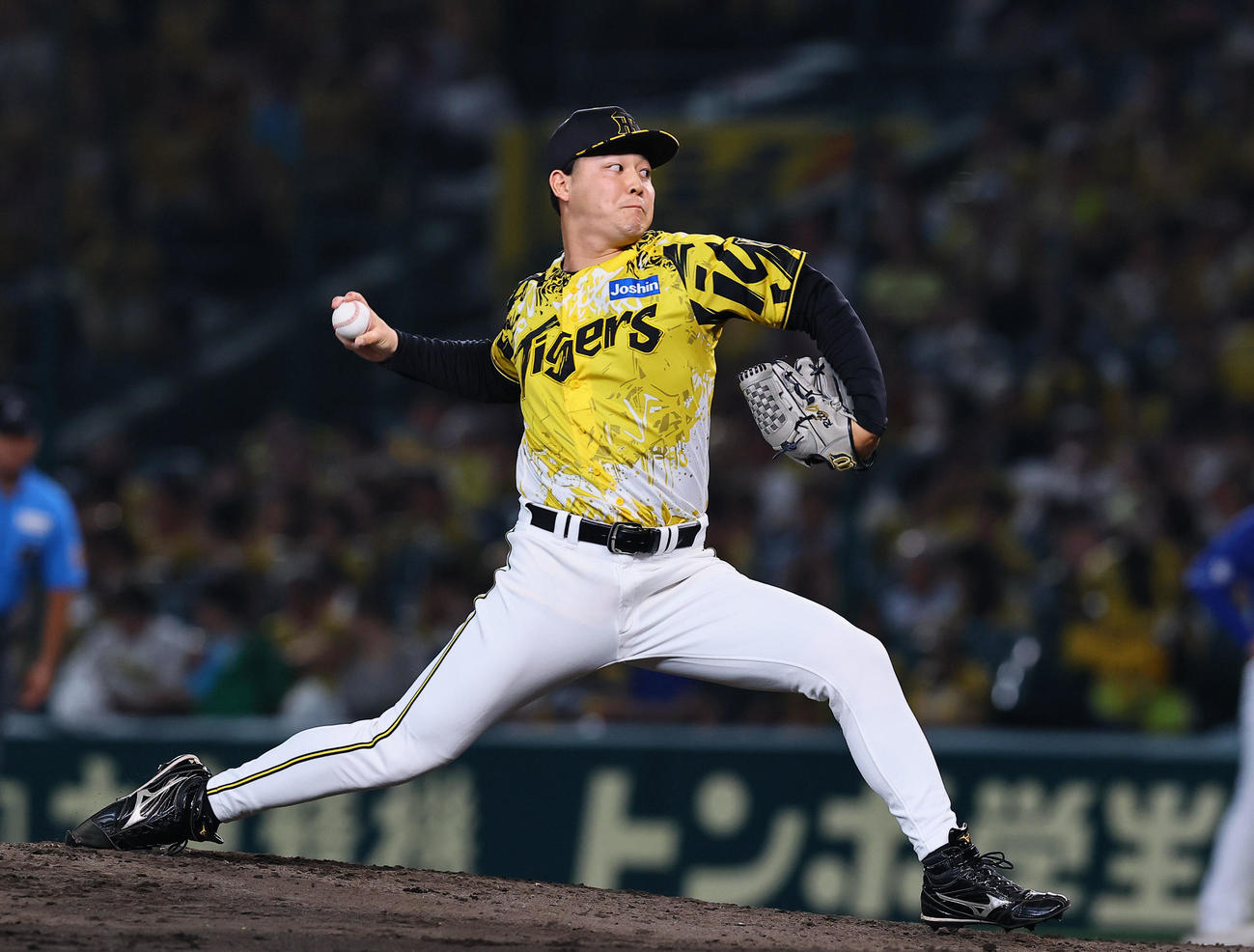 阪神対中日　8回、3番手で登板した阪神木下（撮影・藤尾明華）