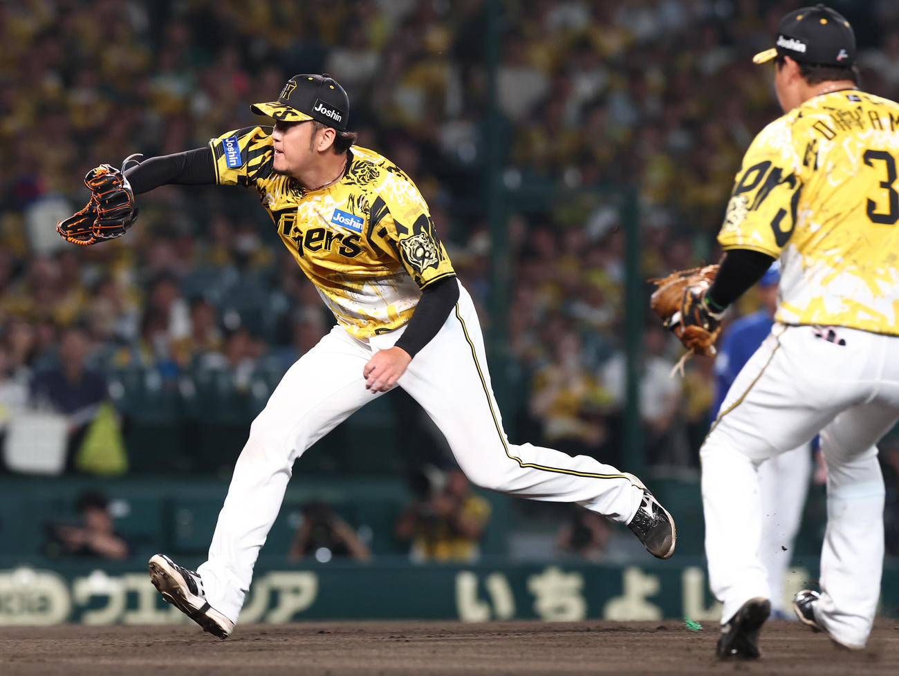 阪神対中日　7回表中日無死一塁、岩貞は山本のバントを処理する（撮影・上田博志）