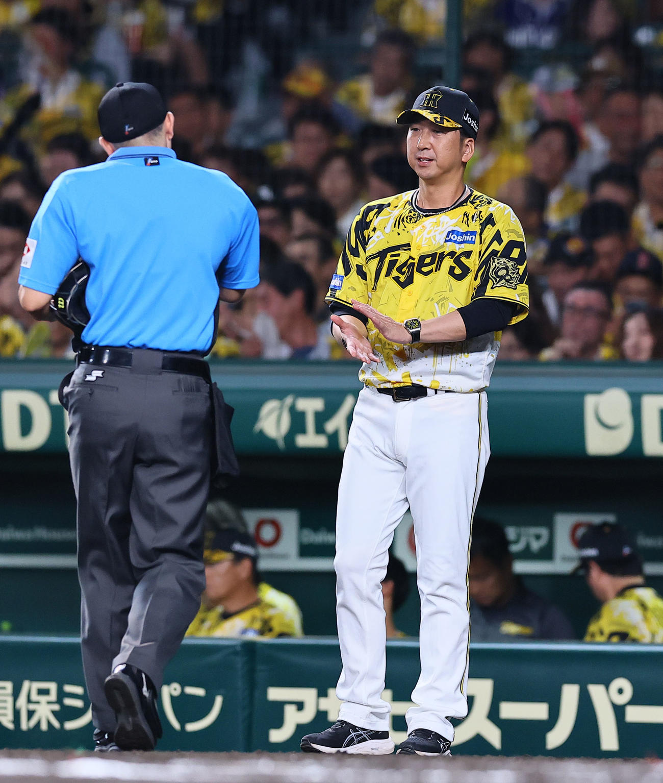 阪神対中日　8回、交代を告げる阪神藤川監督（撮影・藤尾明華）
