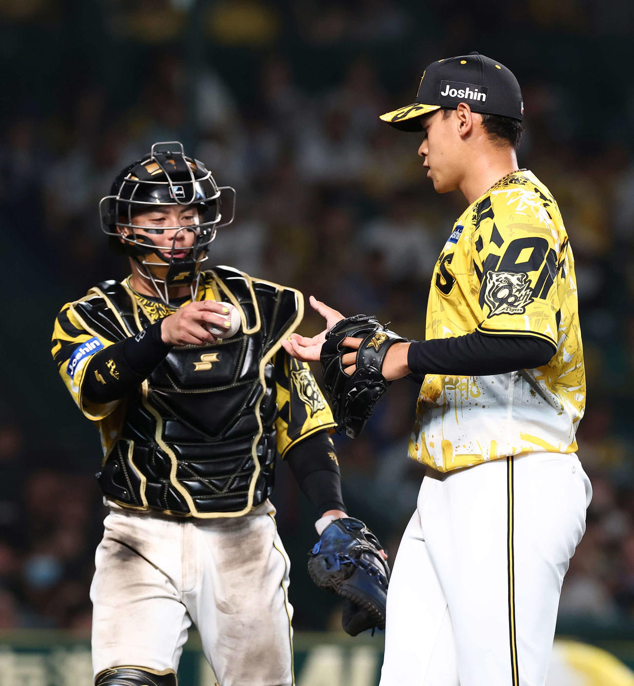 阪神対中日　プロ初登板の早川は梅野から記念球を受け取る（撮影・上田博志）