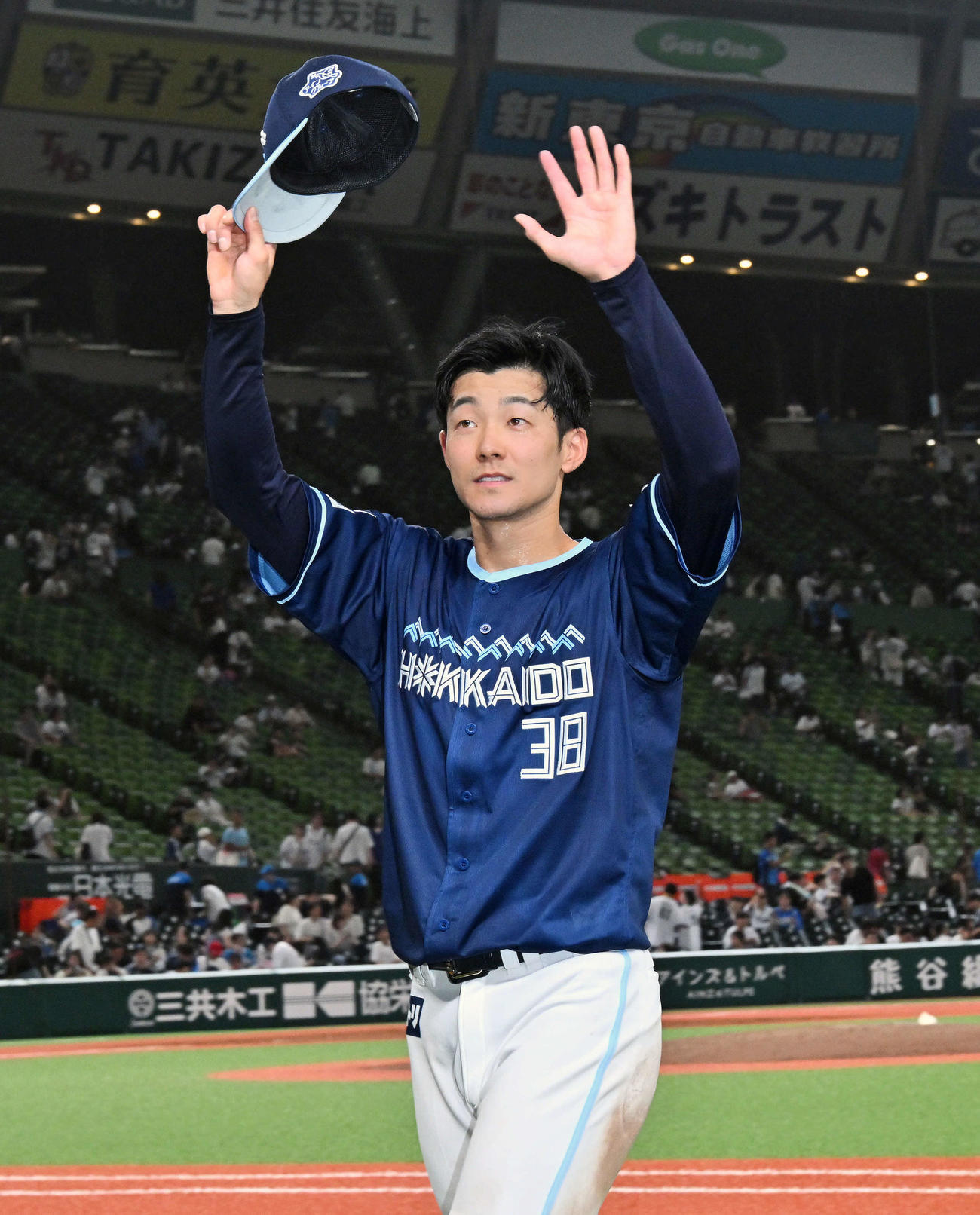 西武対日本ハム　ヒーローインタビューを終えファンに手を振る日本ハム石井（撮影・滝沢徹郎）