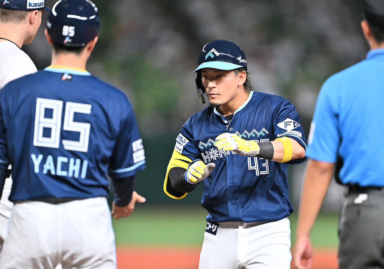 西武対日本ハム　3回表日本ハム1死三塁、中前適時打を放った水野（右）（撮影・滝沢徹郎）
