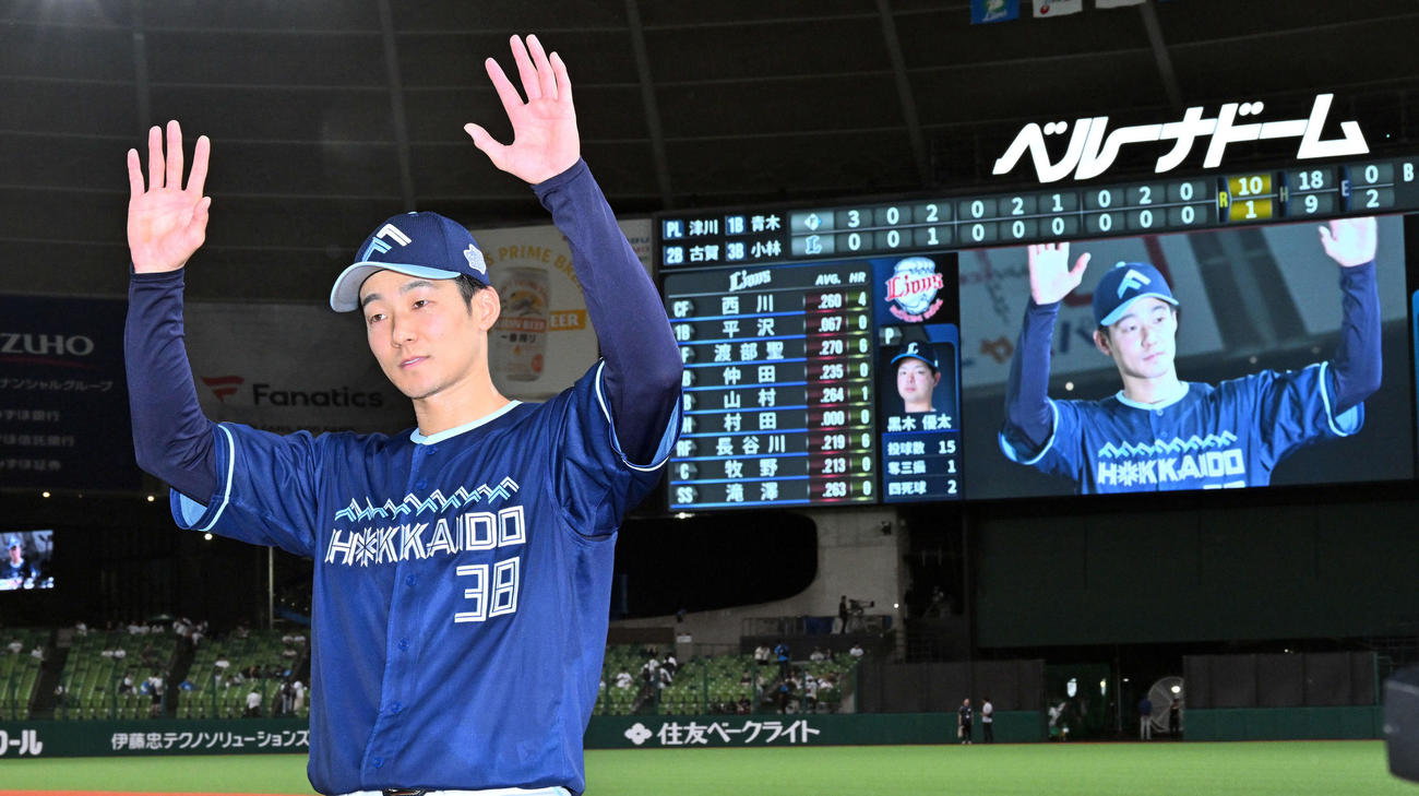 西武対日本ハム　ヒーローインタビューを終えポーズを決める日本ハム石井（撮影・滝沢徹郎）