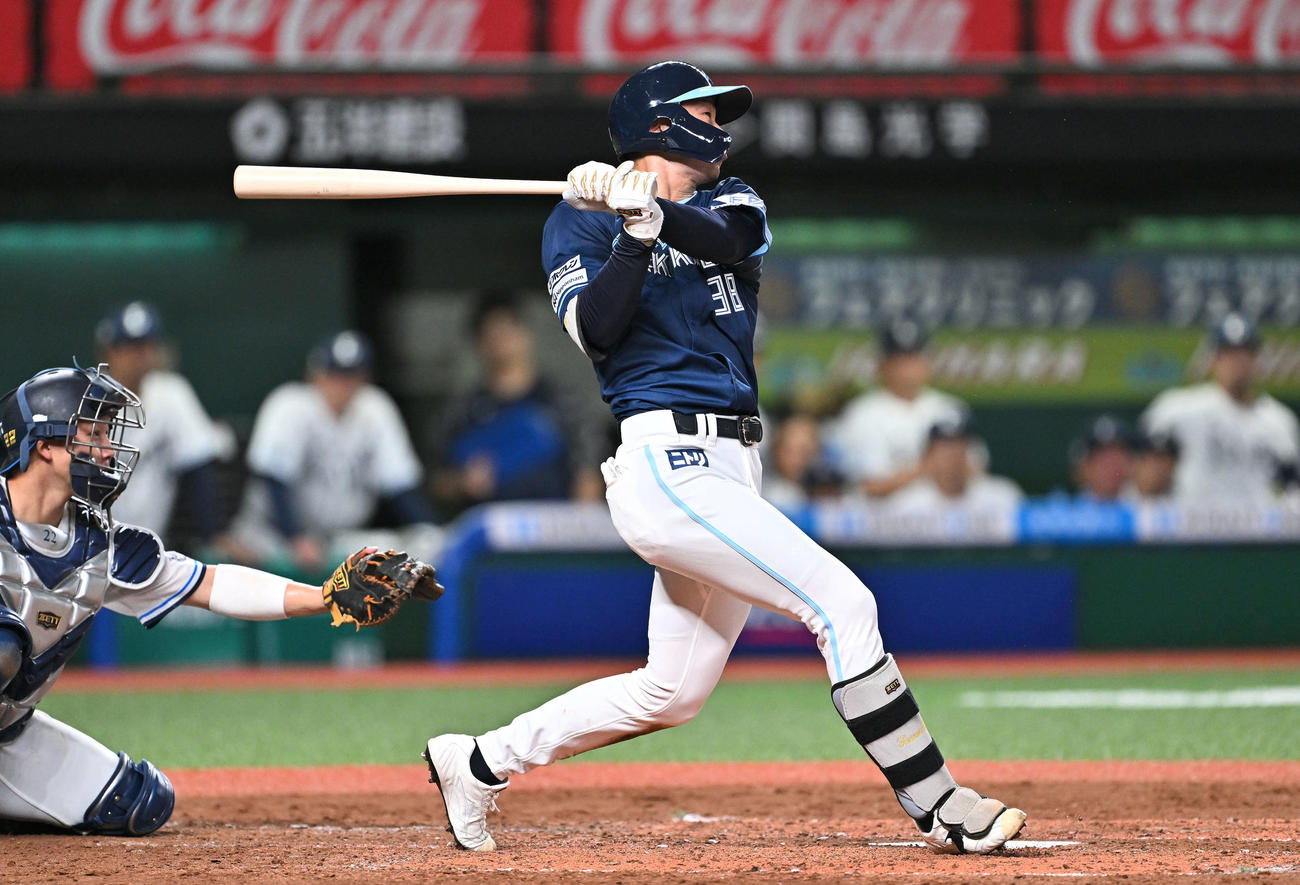 西武対日本ハム　3回表日本ハム無死一塁、石井は右翼に適時三塁打を放つ（撮影・滝沢徹郎）