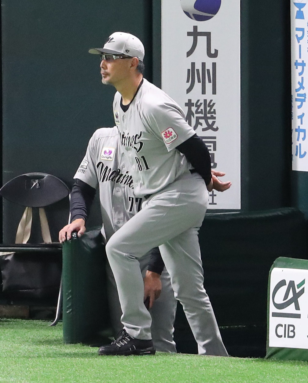 ソフトバンク対ロッテ　ベンチから出る吉井監督（撮影・梅根麻紀）