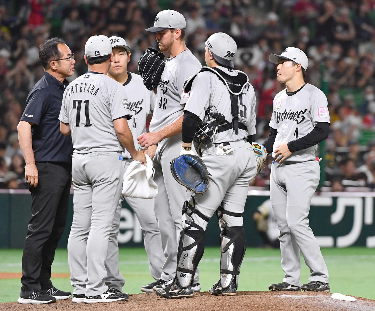 ソフトバンク対ロッテ　6回裏ソフトバンク2死一、二塁、野村に適時左二塁打を打たれ、サモンズ（中央）のもとに集まるロッテナイン（撮影・岩下翔太）