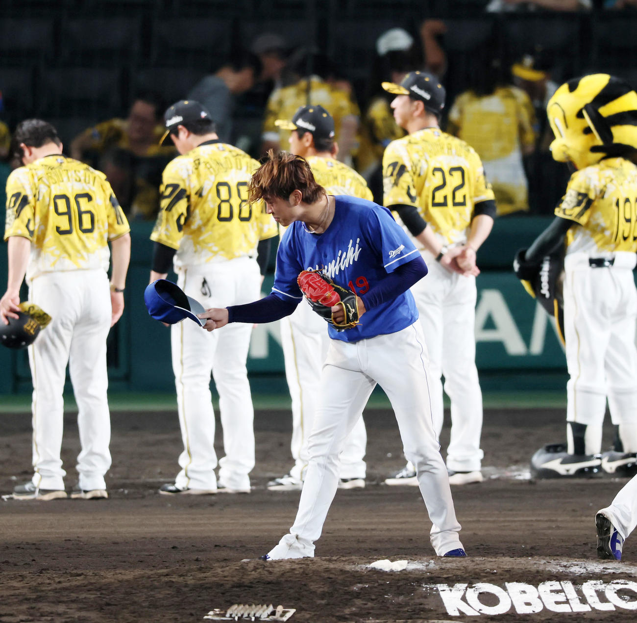 阪神対中日　阪神ベンチに向かって頭を下げる勝利投手の中日高橋宏（撮影・加藤哉）