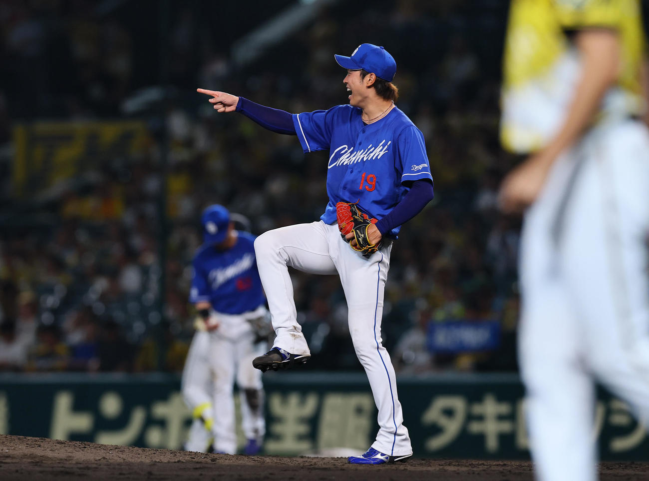 阪神対中日　4安打完封勝利を飾り、野手を指さす中日高橋宏（撮影・藤尾明華）