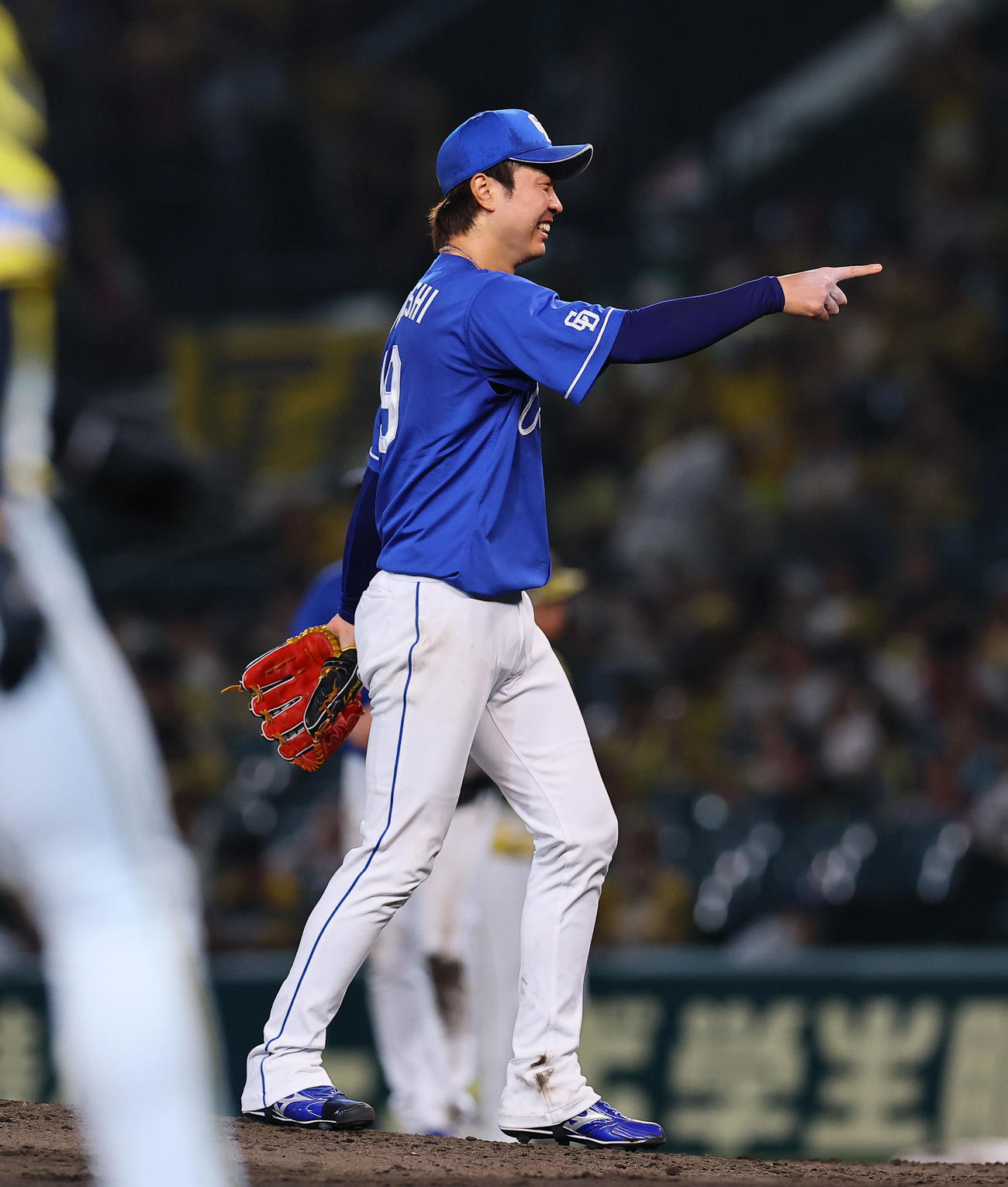 阪神対中日　4安打完封勝利を飾り、野手を指さす中日高橋宏（撮影・藤尾明華）