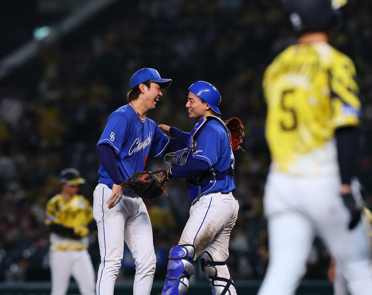 阪神対中日　4安打完封勝利を飾り、石伊と抱き合う中日高橋宏（撮影・藤尾明華）