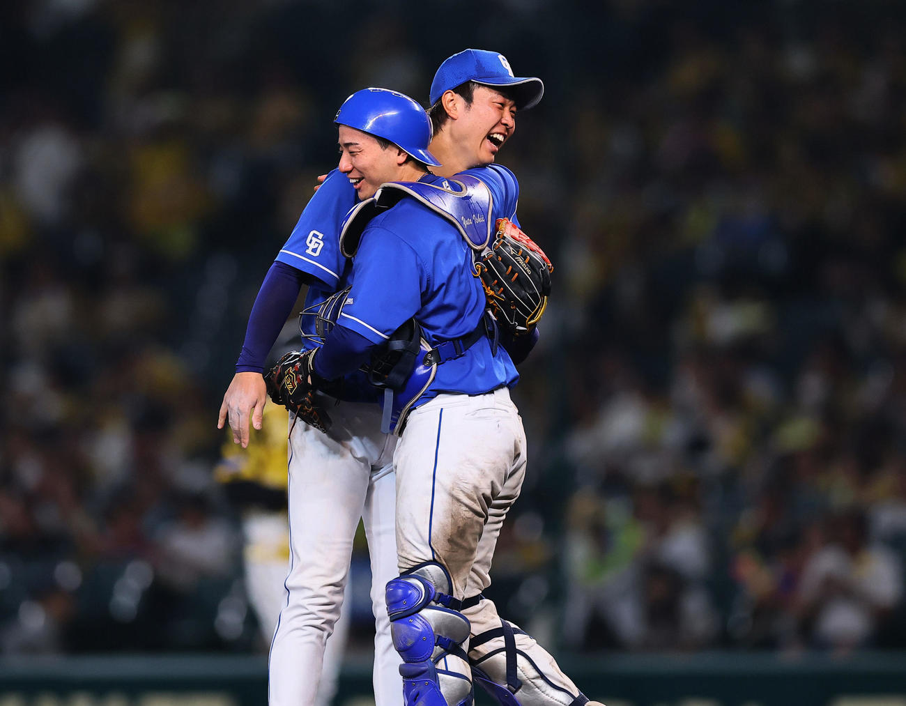 阪神対中日　4安打完封勝利を飾り、石伊と抱き合う中日高橋宏（撮影・藤尾明華）