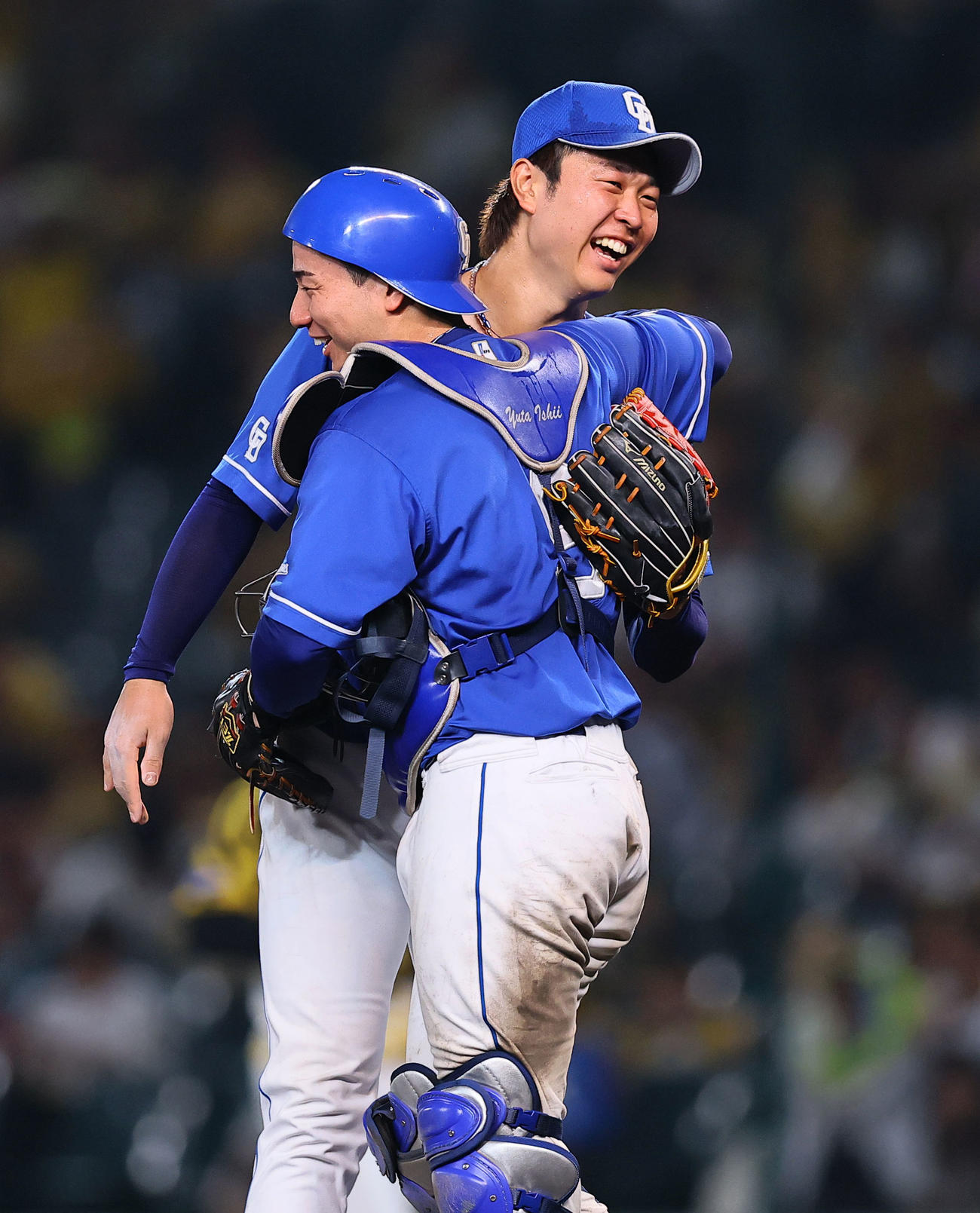 阪神対中日　4安打完封勝利を飾り、石伊と抱き合う中日高橋宏（撮影・藤尾明華）