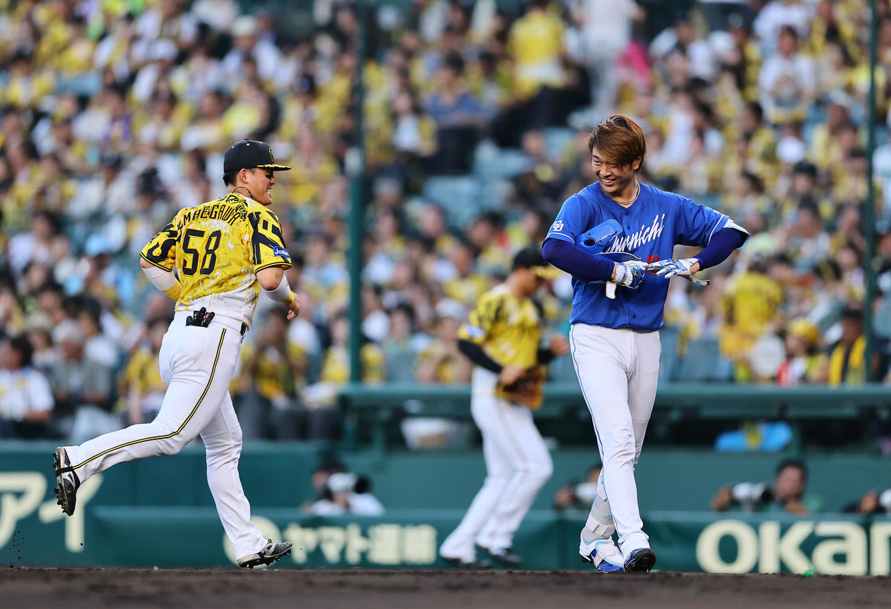 阪神対中日　3回表中日2死、二ゴロに倒れた高橋宏はすれ違いざまに前川（左）と言葉を交わす（撮影・藤尾明華）