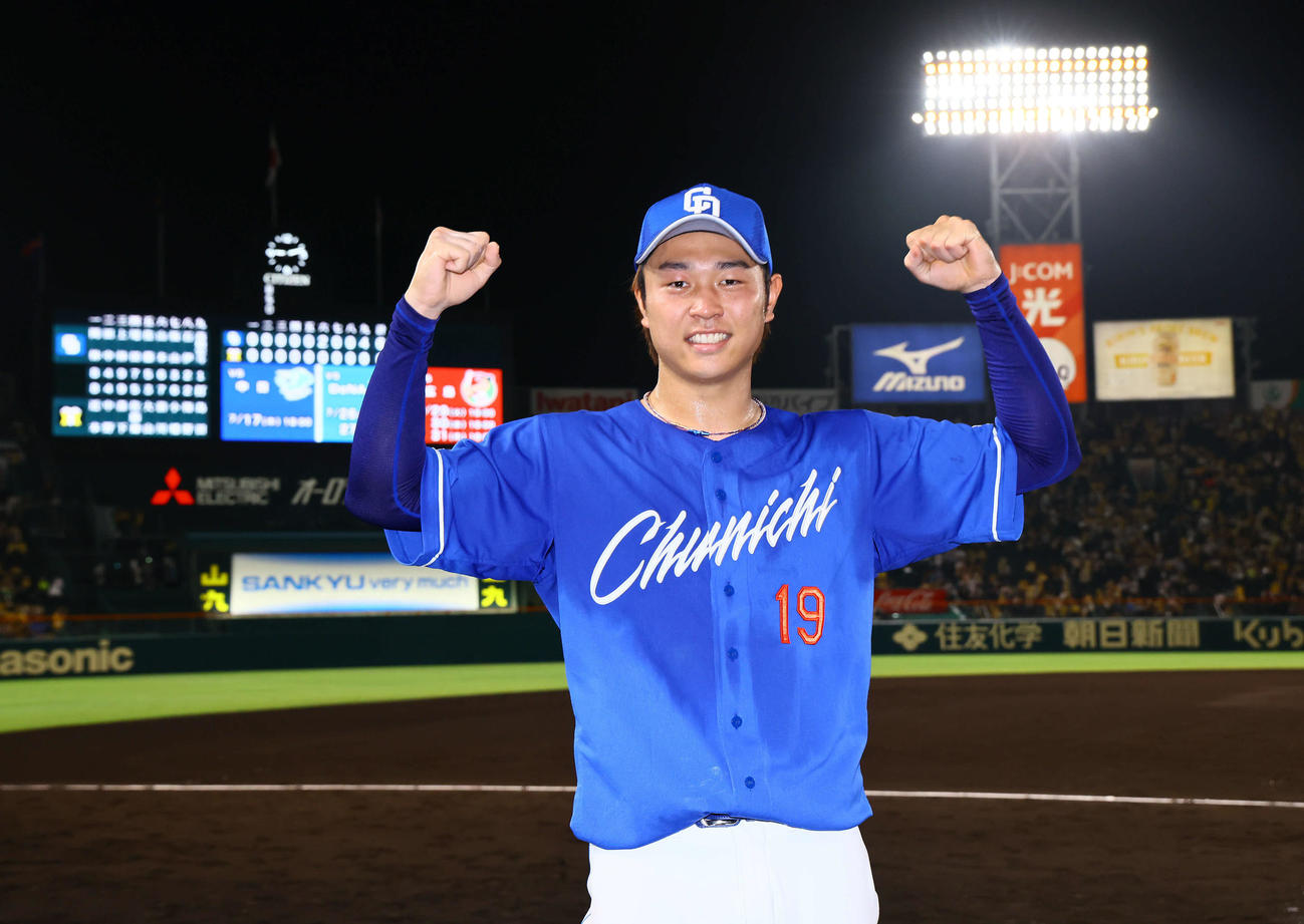 阪神対中日　4安打完封勝利を飾り、笑顔を見せる中日高橋宏（撮影・藤尾明華）