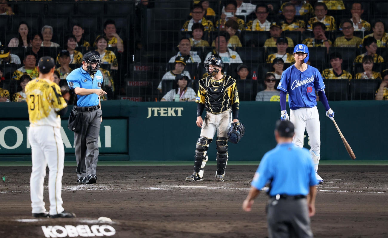 阪神対中日　9回表中日2死一、三塁、プロ初登板の早川はボークをとられ失点。打者高橋宏（撮影・加藤哉）