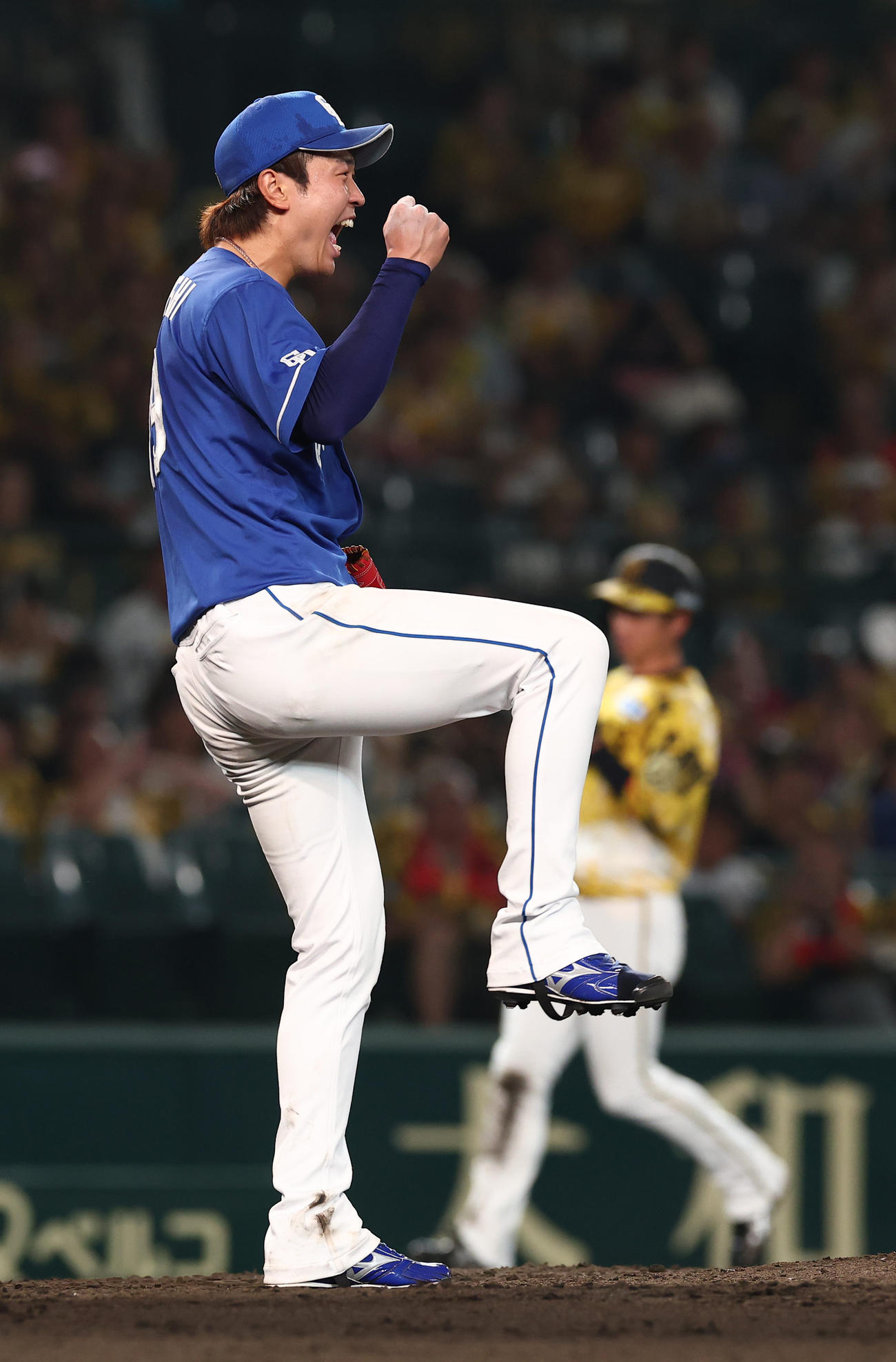 阪神対中日　完封勝利した高橋宏はガッツポーズする（撮影・上田博志）