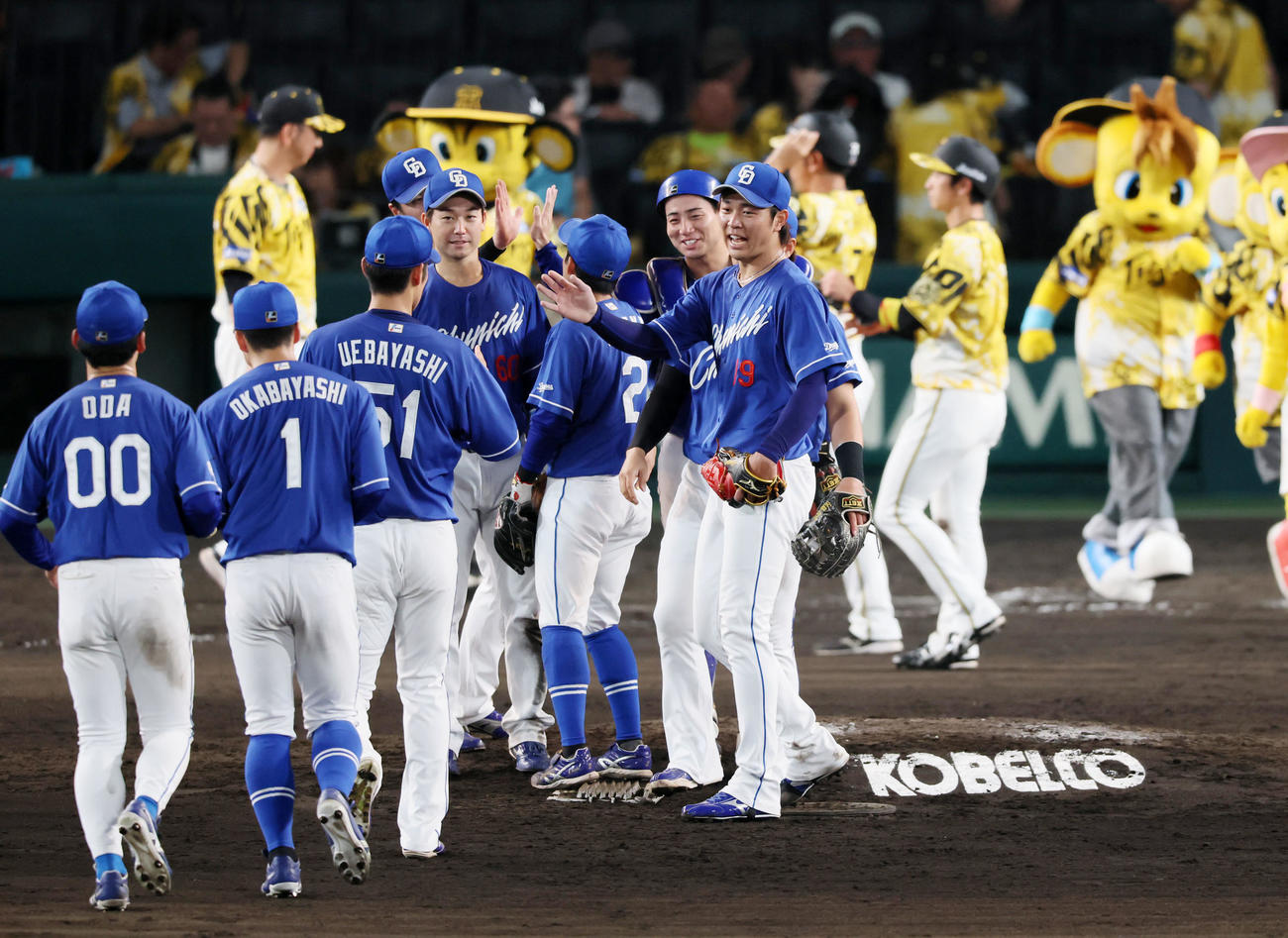 阪神対中日　　阪神に勝利しナインと笑顔でタッチする高橋宏（撮影・加藤哉）