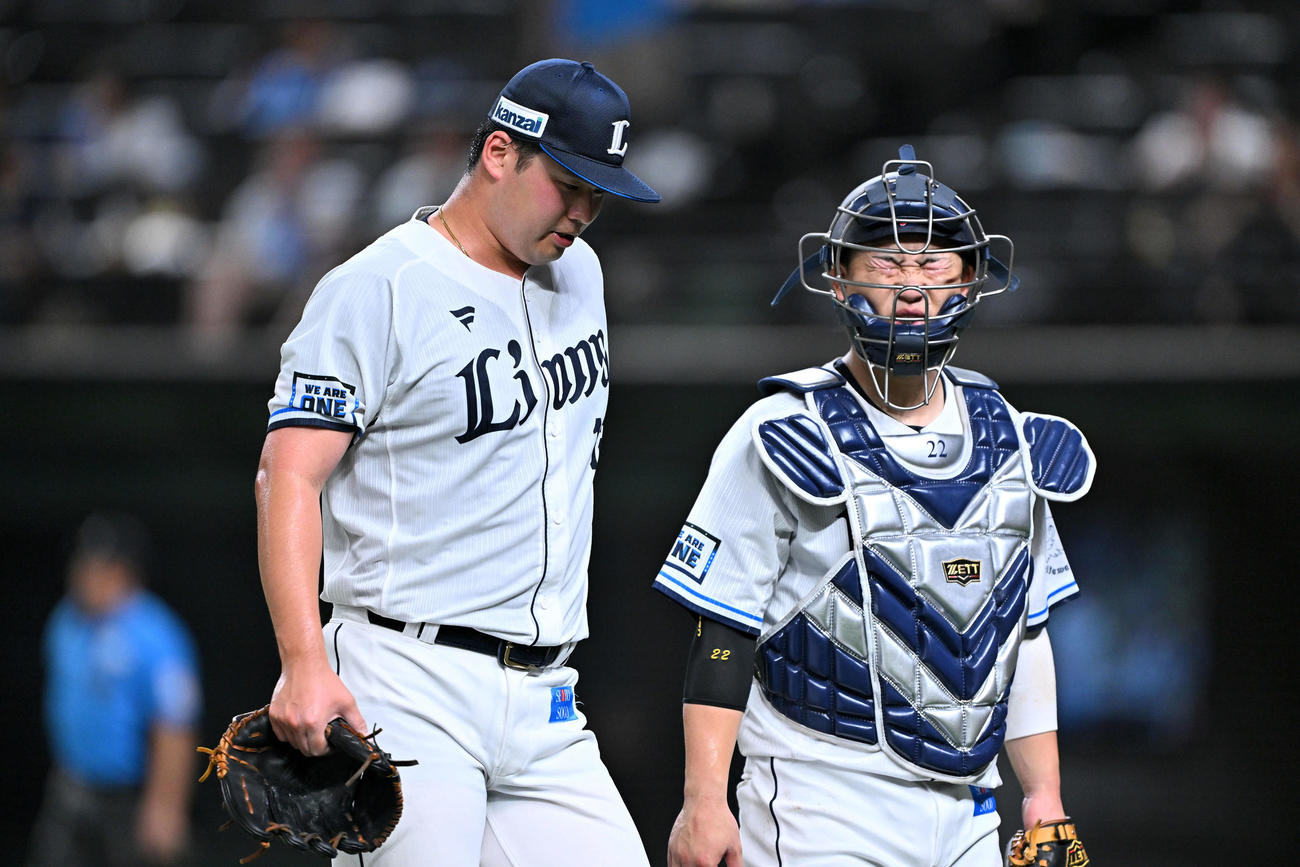 西武対日本ハム　1回表に3失点し浮かない表情で引き揚げる西武先発の渡辺（左）と古賀悠（撮影・滝沢徹郎）